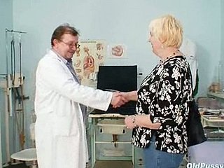 Big pirang ibu tiri berbulu vagina ujian dokter