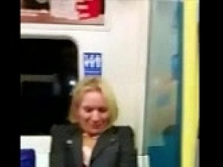 Женщина получает Freaky то время как на местном метро!