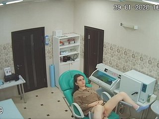 Spionage voor dames in de gynaecoloog kantoor during verborgen cam