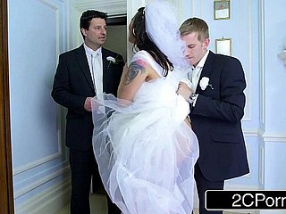 Awek Hungary Bride-to-be simony berlian mengongkek Her Suami Person Bludgeon