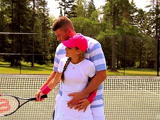 Секс на теннисный корт для горячей жены