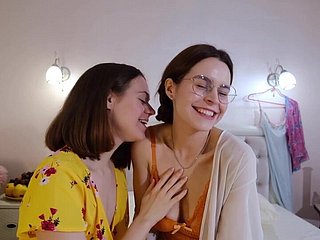 Daniela und Anca Dilettante lesbischer Sex