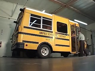 Schulmädchen bekommt ficken im Bus auf dem Weg nach Hause ---- Ebenholz-nice titten-bj.fuck und Gesichtsbehandlung