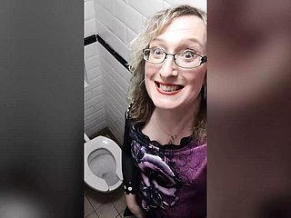 Sarışın Election Op Tgirl Lisa Shut up Tuvaletlerinde Kırmızı Deri Pantolon Giyen İş Tuvaletinde Oynar