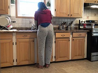 Syrische Frau lässt den 18 -jährigen deutschen Stiefsohn sie around der Küche ficken