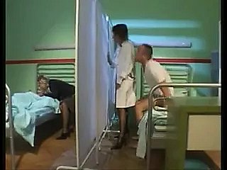 A enfermeira inicia um infirmary quente de 4 vias