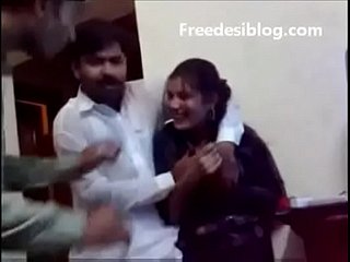 Pakistanais desi fille et garçon apprécient dans deject salle de l'auberge