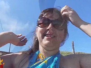 Fat Brazylijska żona naga na publicznej plaży