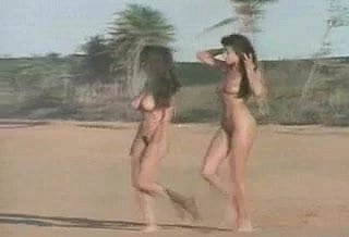 Zwei Nudist Shore Babes