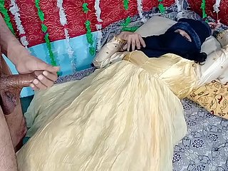 Vàng mặc quần áo màu vàng desi cô dâu âm hộ chết tiệt hardsex với Ấn Độ Desi lớn vòi nước trên xvideos Ấn Độ xxx