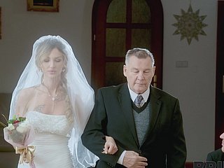 새로 결혼한 신부 올리비아 스파클이 머리를 주고 범해진다.