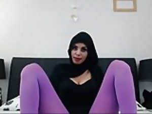 Hijabi model met splijting en warme benen