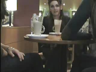 Clignotant dans un café