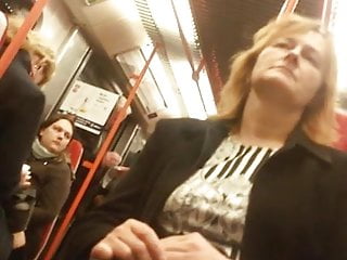 Upskirt femme mûre dans le train