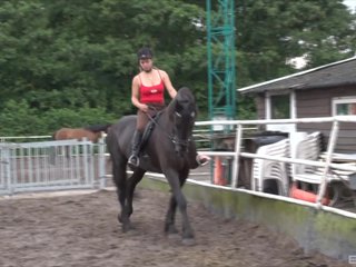 Schattige tieners uit Nederland zijn go-go en klaar om hun paarden te rijden