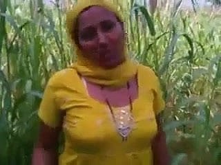 Muchacha india del Punjabi follada en campos abiertos en Amritsar