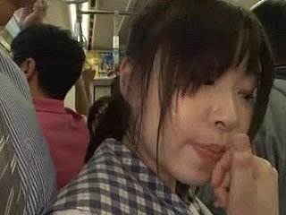 sinh viên Nhật Bản được âm hộ nhói cô ngón tay trong một chiếc xe buýt
