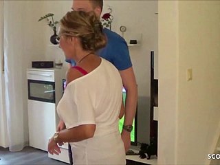 Cuckold Guarda il suo tedesco moglie mentre cazzo giovane di consegna Person