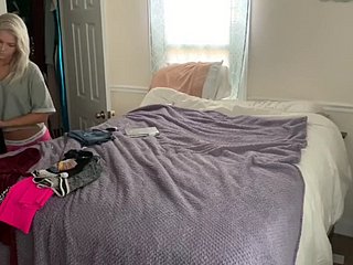 Sexy teen film over cam ukryte w jej pokoju